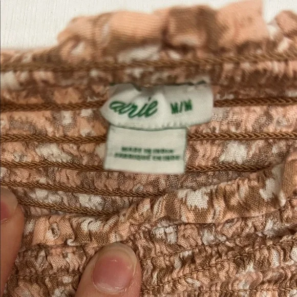 aerie Peach and White Smocked Floral Shorts - Picture 2 of 4